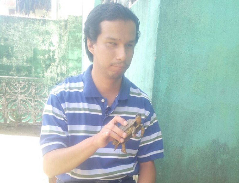 Cuida tortugas a pesar de discapacidad visual