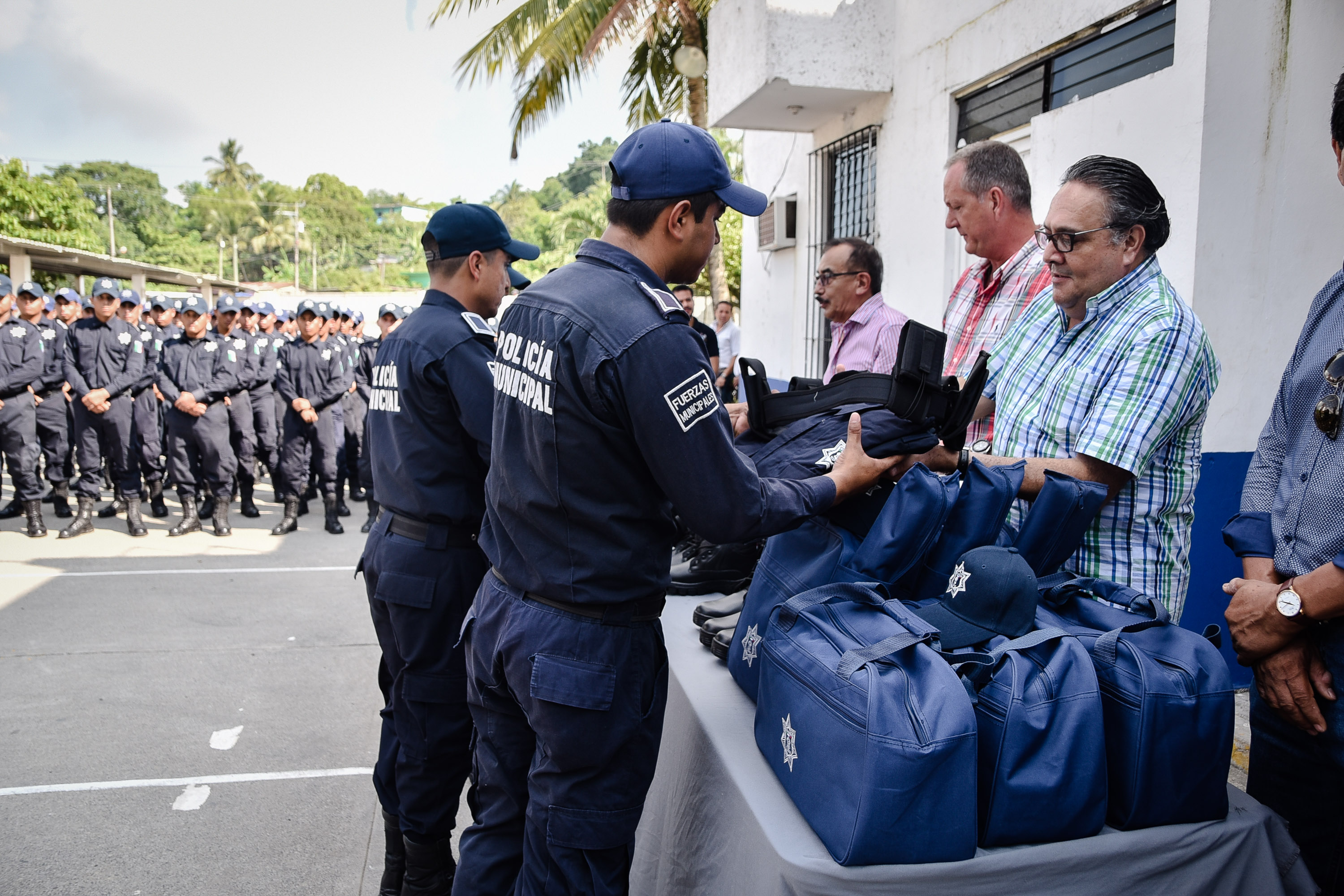 En Tuxpan equipan a policía municipal con recursos de Fortaseg