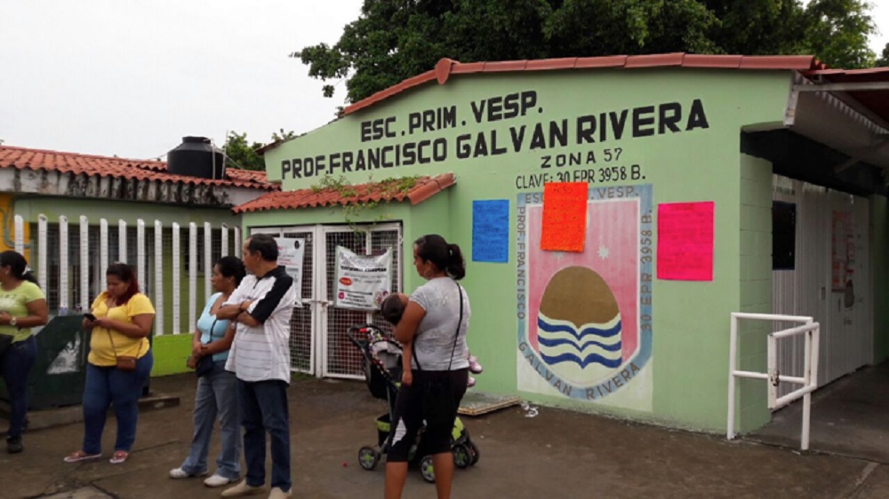 Piden destituir a directora de primaria por anomalías en cuotas escolares, en Veracruz