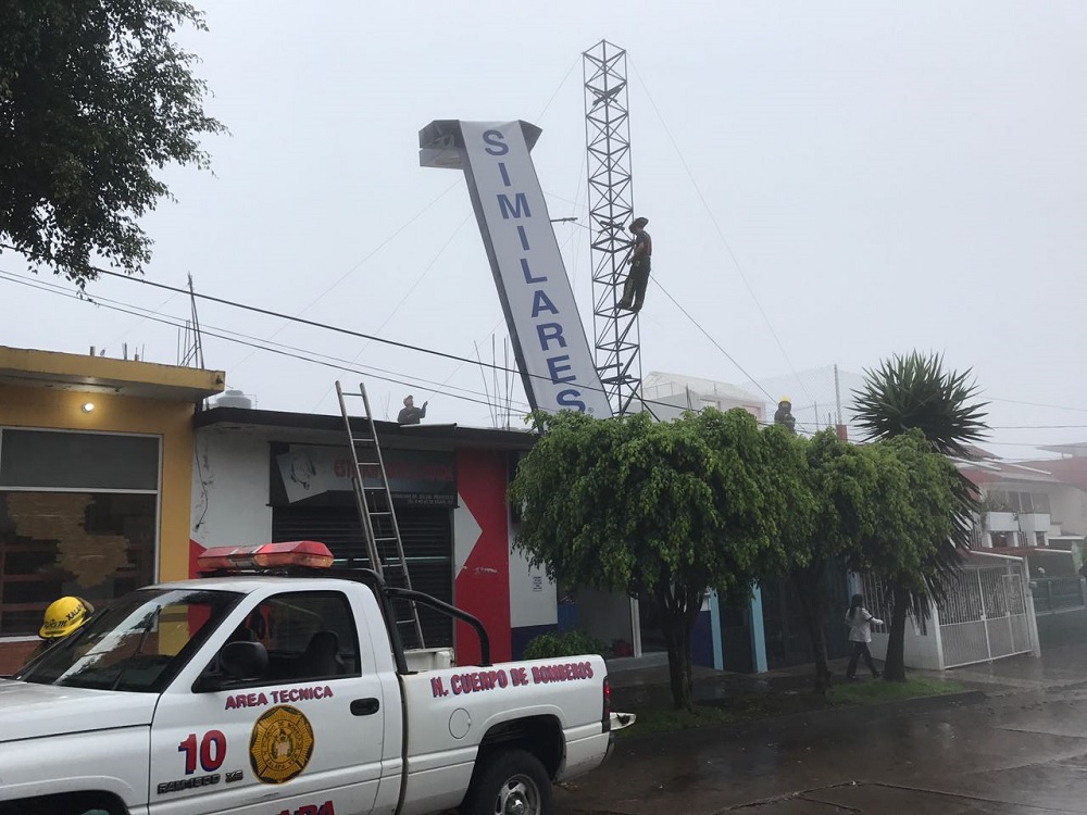 En Xalapa, bomberos retira espectacular dañado por Franklin