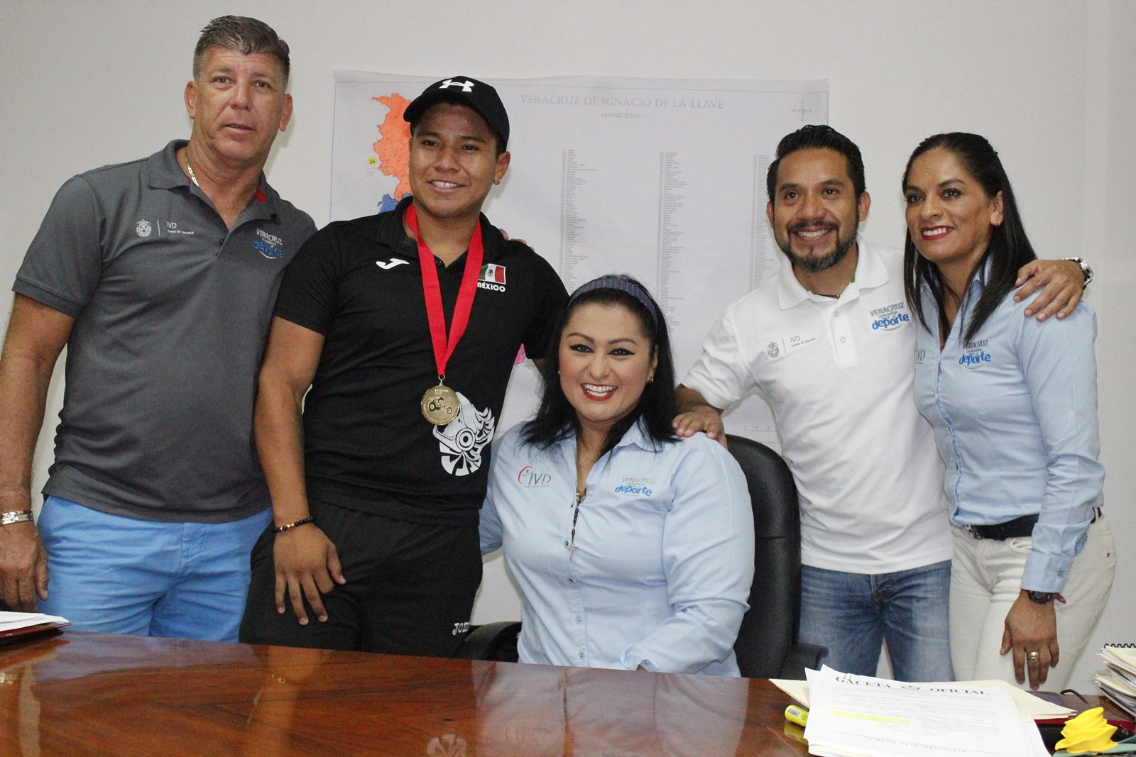 Recibe directora del IVD a medallista mundial Eliezer Buenaventura