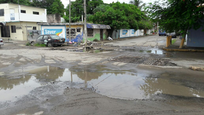 Fuga de agua potable provocó hundimientos en la colonia Dos Caminos