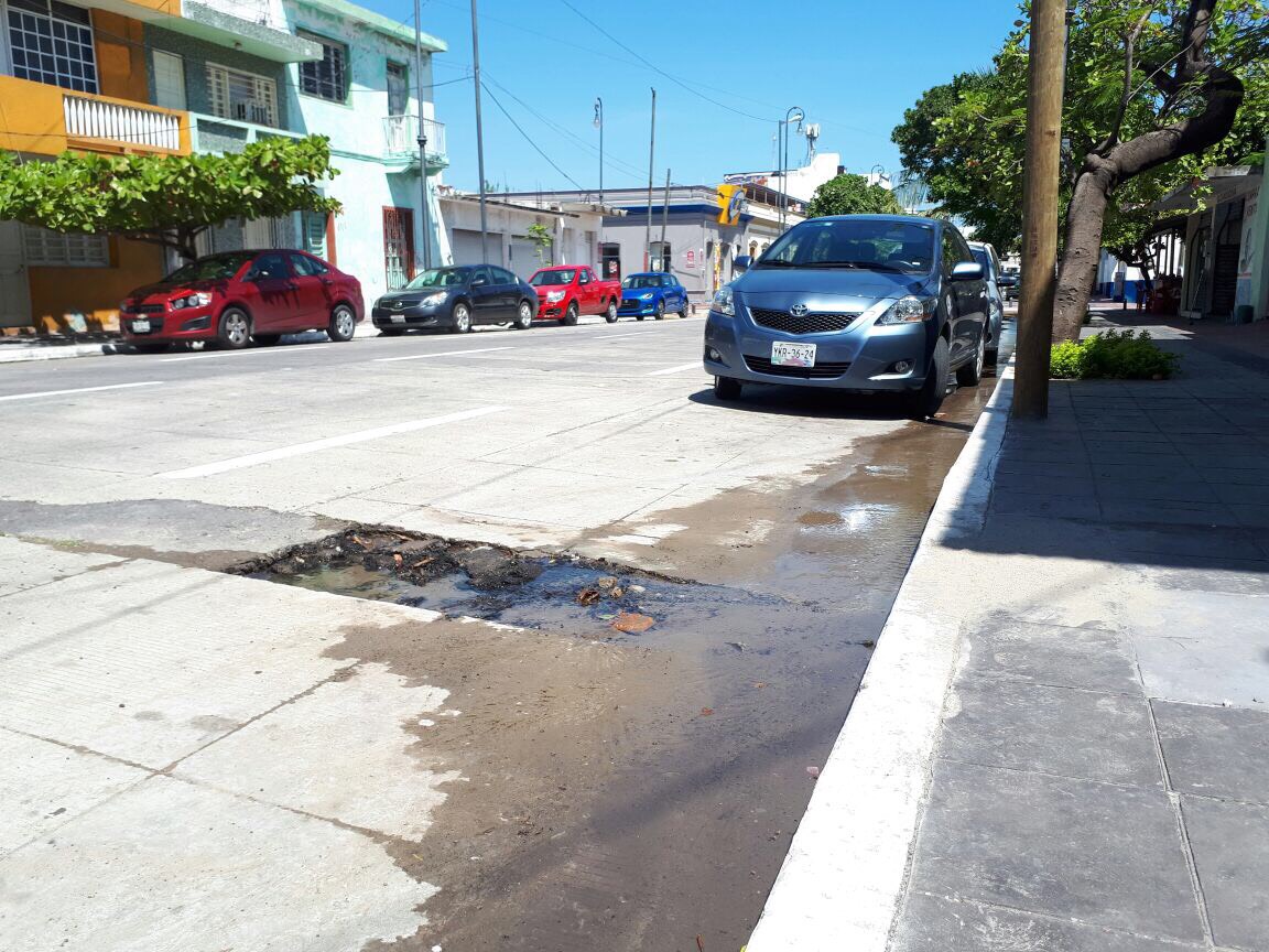 Reportan fuga de agua en la ciudad de Veracruz