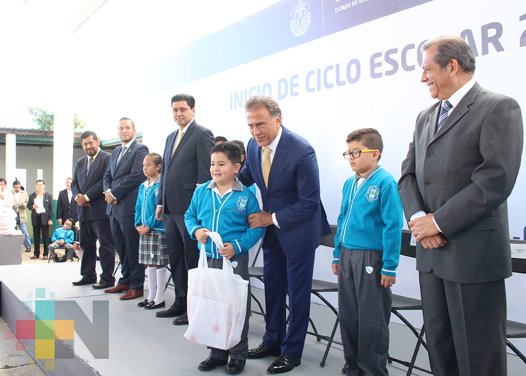Gobernador Yunes anuncia inversión de 2 mil mdp para escuelas y recursos para el IPE