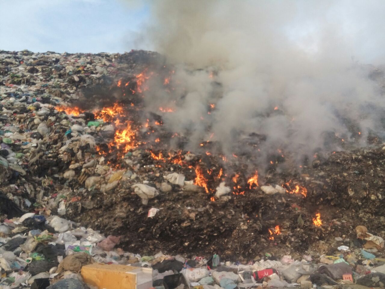 Se reactiva incendio en basurero de Misantla