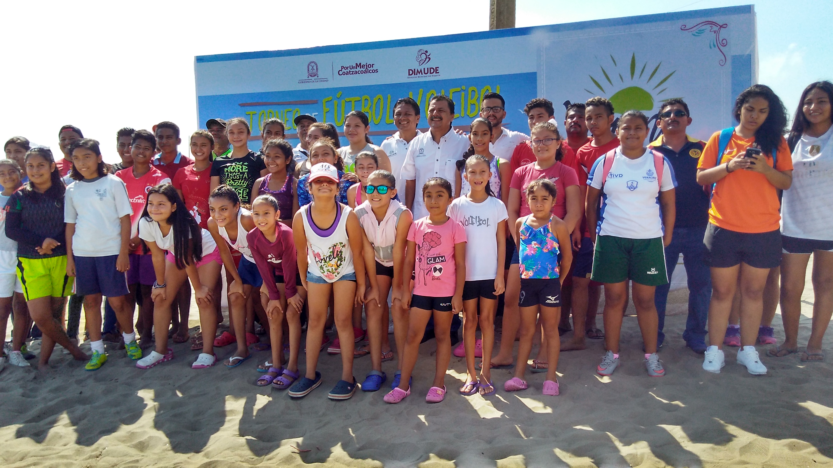 Inauguran torneos de playa de voleibol y fútbol en Coatzacoalcos