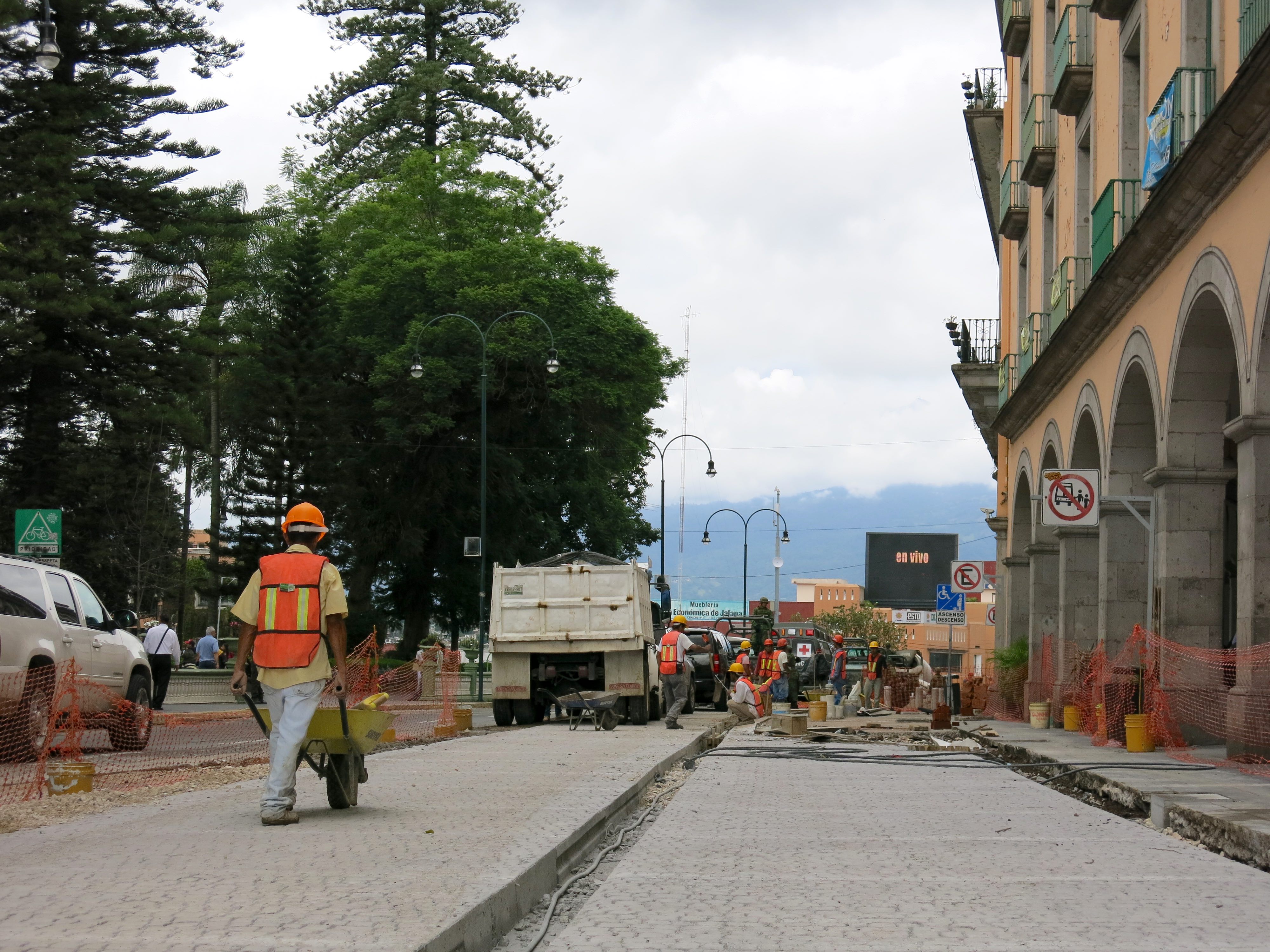 Calle Enríquez con 30% de avance; Xalapeños Ilustres lista para octubre
