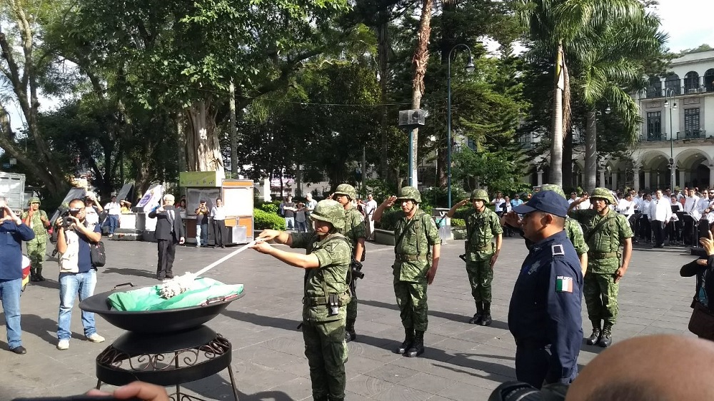 Incineran y reponen Bandera Nacional del Parque Benito Juárez de Xalapa