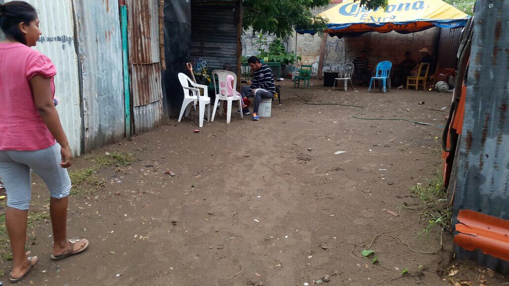 Joven mujer enviuda y sufre lesiones por ataque con machete; pide ayuda para sostener a ocho hijos