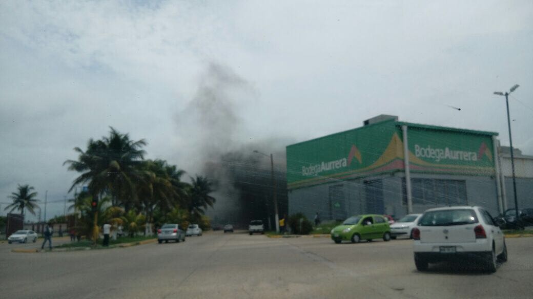 Controlan conato de incendio en Aurrerá de Coatzacoalcos