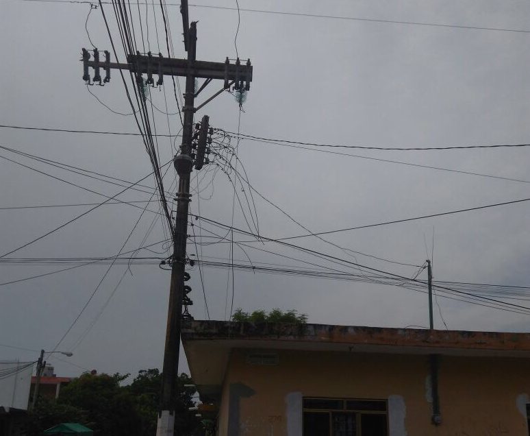 Más de 30 horas sin energía eléctrica en la colonia Dos Caminos de Veracruz