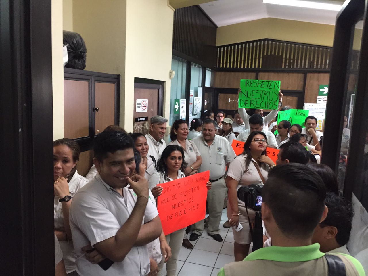 Maestros realizan paro de brazos caídos en el ITESCO