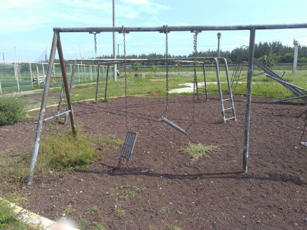 Unidad deportiva La Pinera en completo abandono