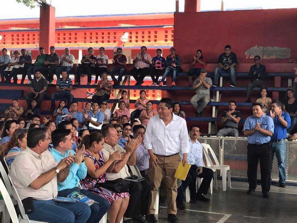 Kilder Fuentes imparte conferencia acerca del éxito en CBTIS de Tierra Blanca