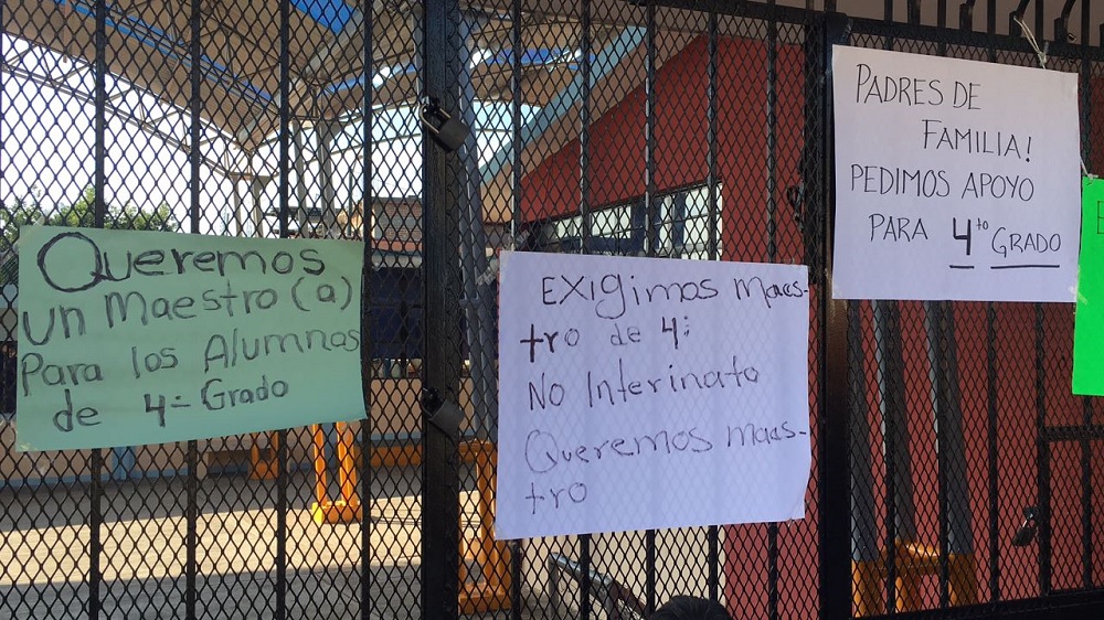 Padres de familia exigen maestro para escuela en Córdoba