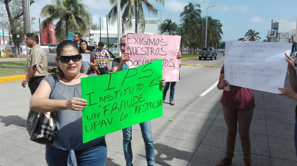 Se manifiestan egresados del IPS por irregularidades en trámites de titulación