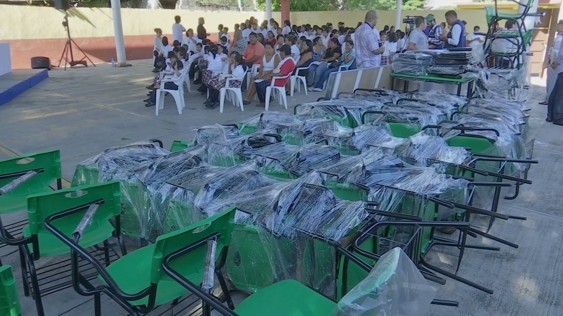 Entregan mobiliario a 18 primarias de Boca del Río con el Programa “Infraestructura Física Educativa”