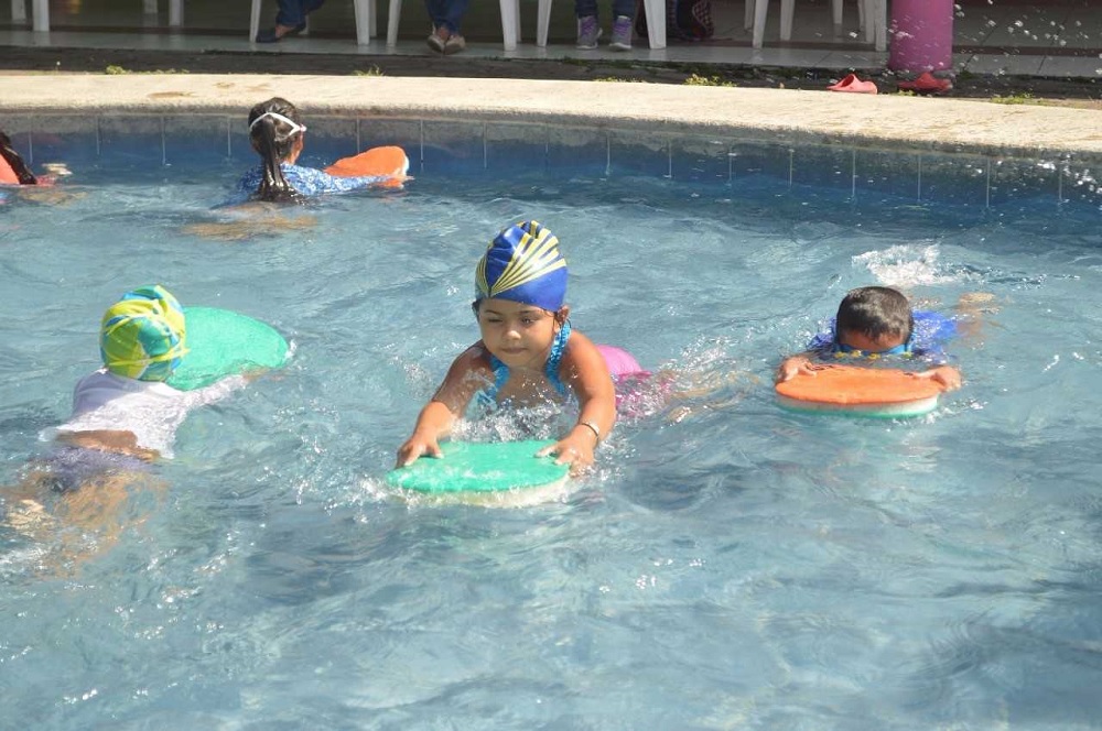 DIF municipal de Tierra Blanca imparte clases de natación en vacaciones de verano