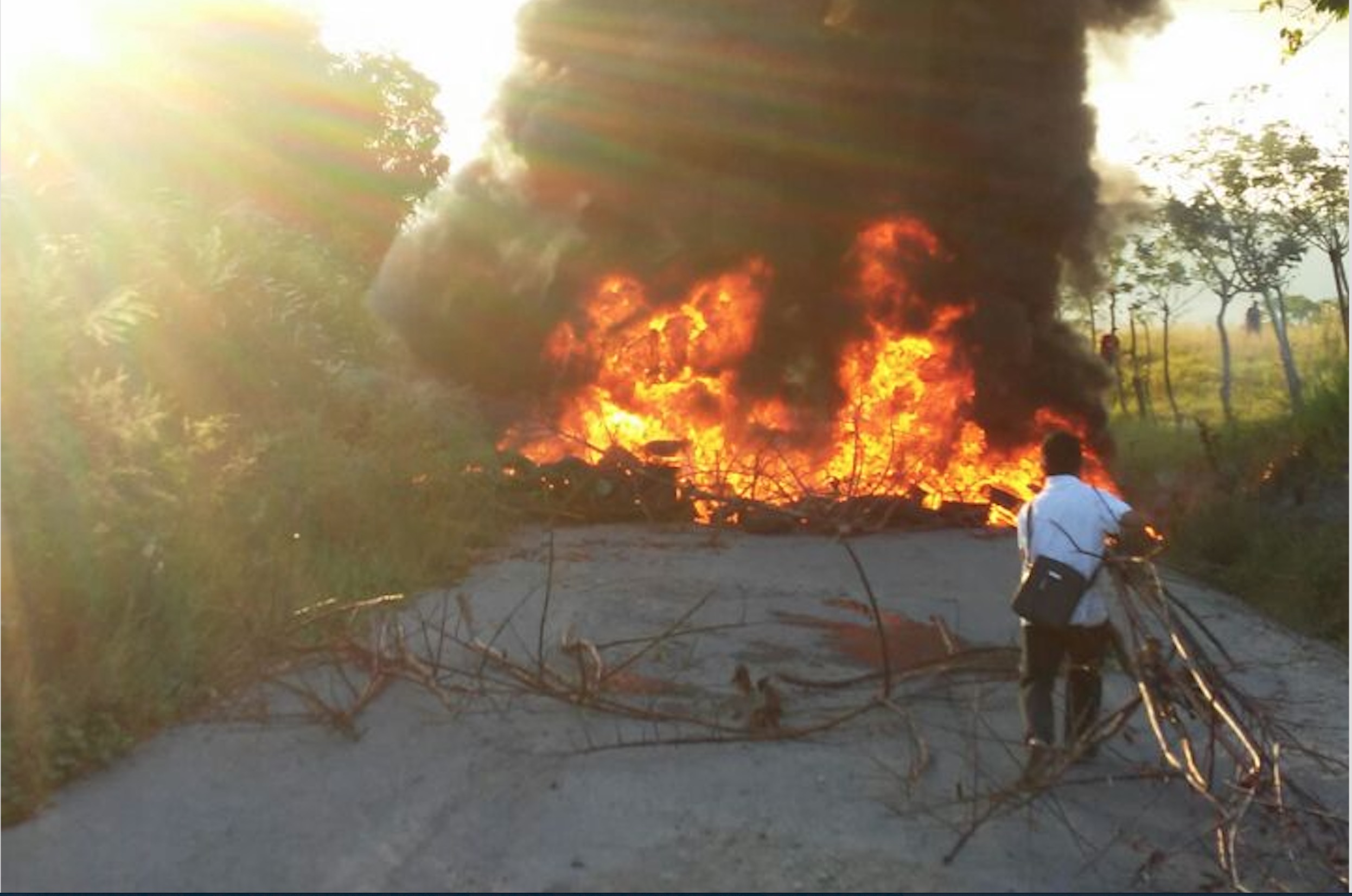 Comuneros de la Palma, en Misantla, se atrincheran e incendian barricada para impedir desalojo