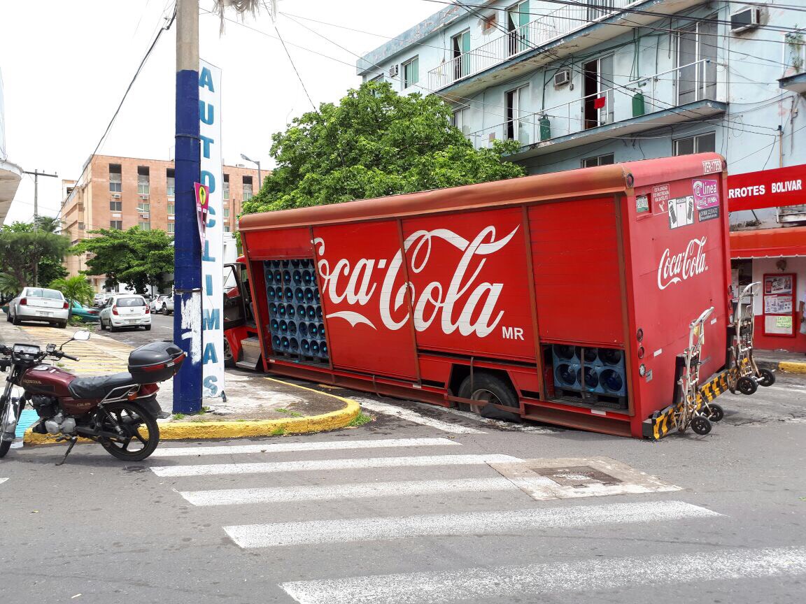 Cae camión de refrescos en  socavón, en el centro de Veracruz