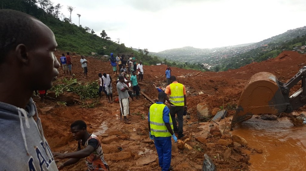 Sierra Leona realiza entierros masivos de víctimas de alud de lodo