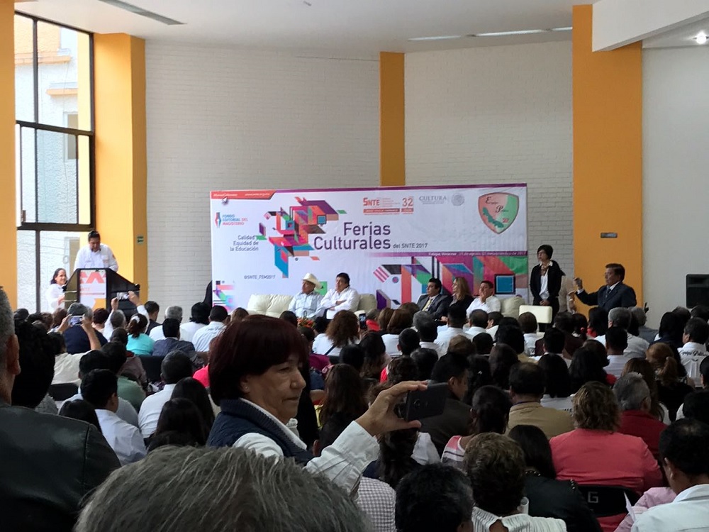 SNTE realiza feria para promover la cultura entre sus agremiados