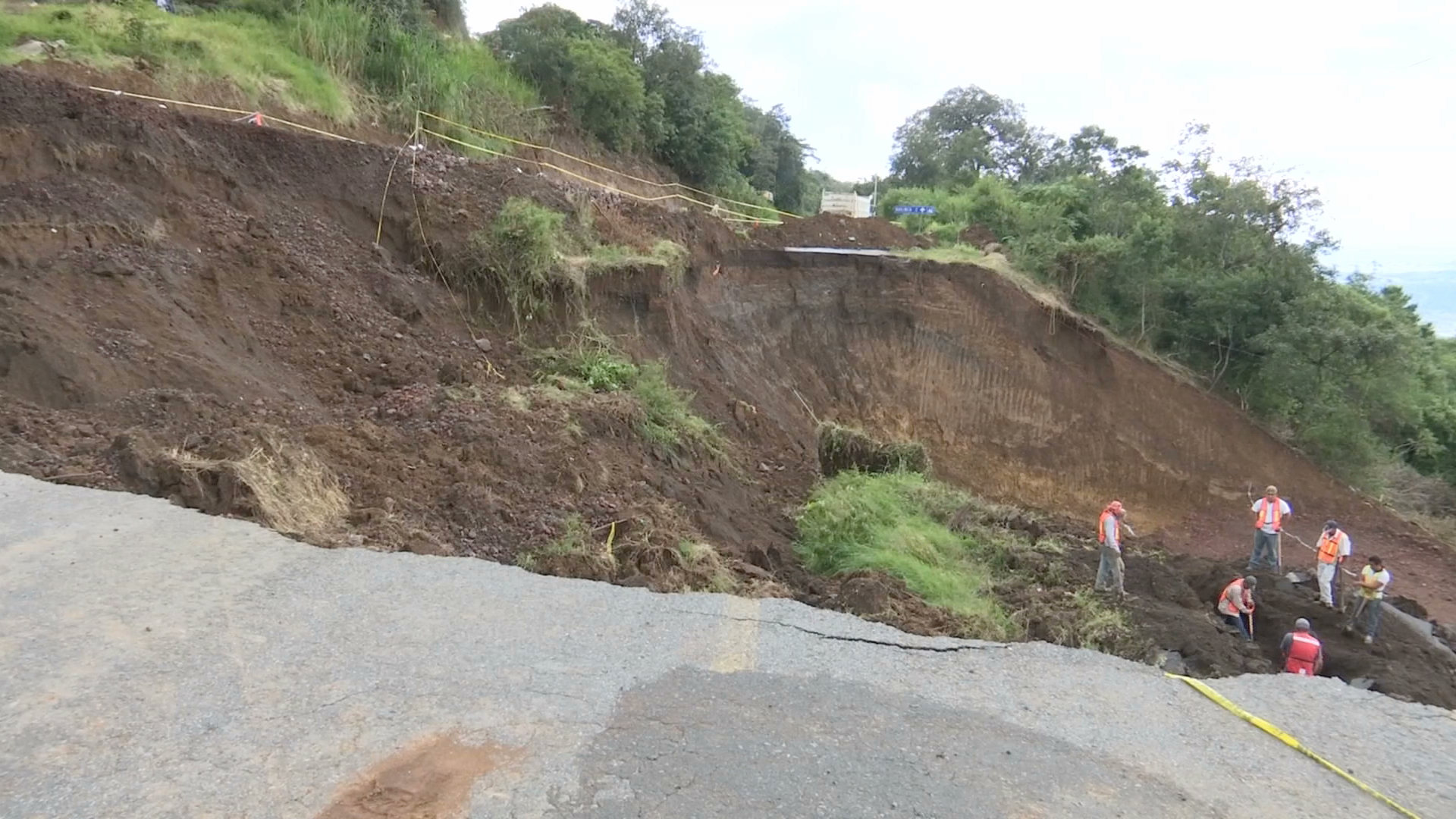Estudiarán si falla geológica provocó socavón en la carretera Xalapa-Naolinco