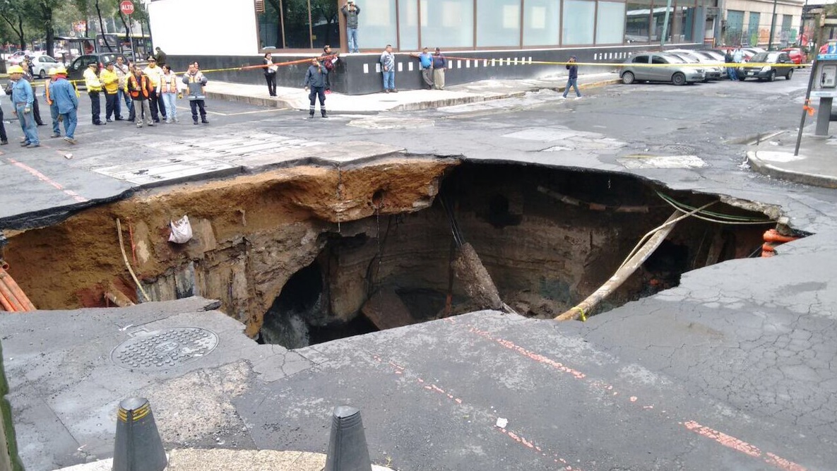 Se abre socavón en el corazón de la Ciudad de México