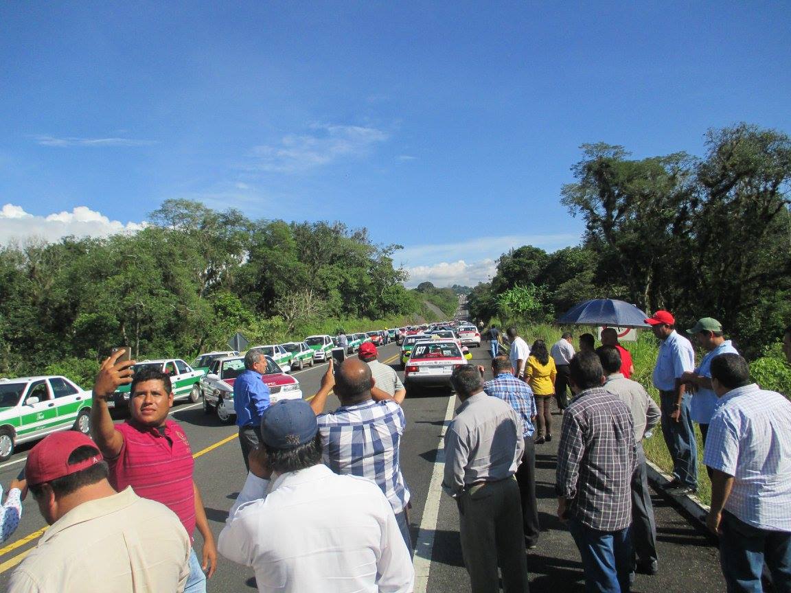 Taxistas de Sopaver realizan caravana en Coatepec para refrendar su unidad