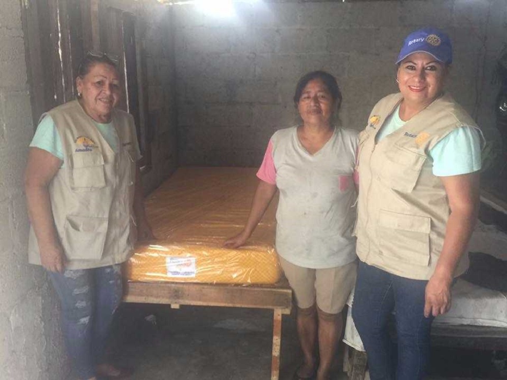 Entrega club rotario de Tierra Blanca camas y colchones a personas en situación vulnerable