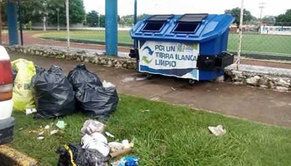 Autoridades piden utilizar contenedores de basura en Tierra Blanca
