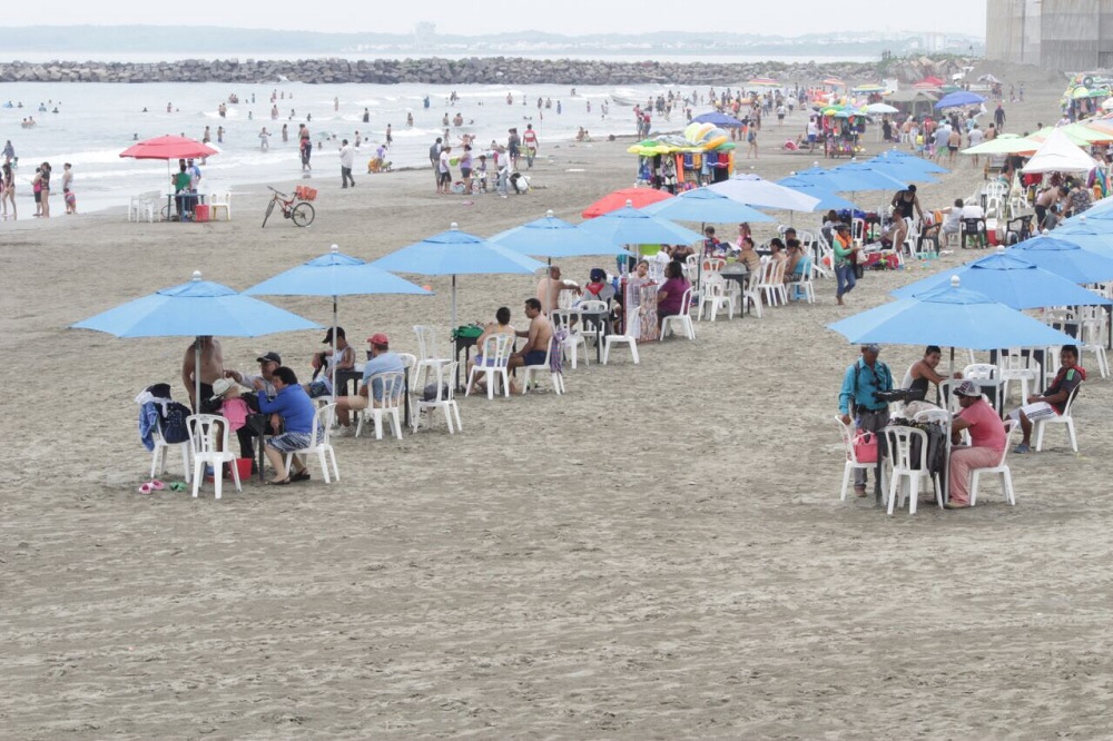 Turistas disfrutan de playa Santa Ana de Boca del Río