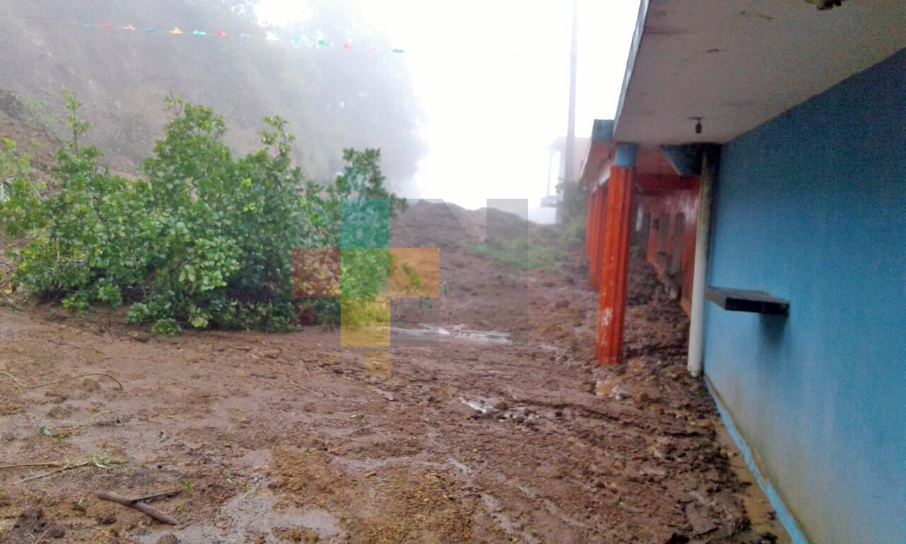 Seis casas afectadas por derrumbe en Tlacolulan