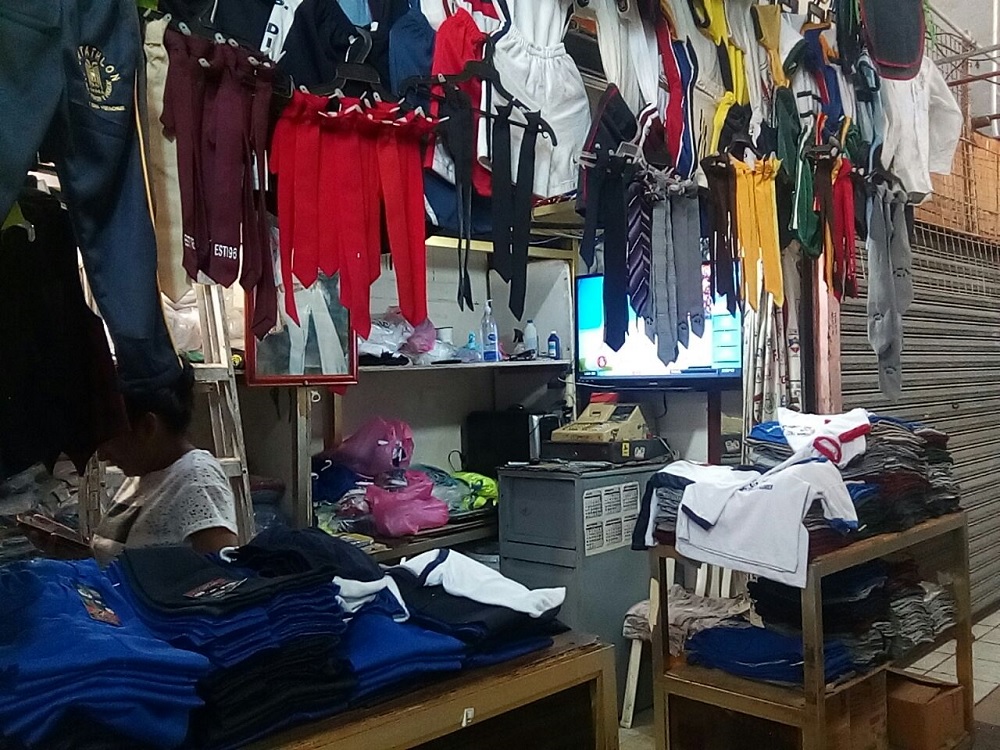 Comerciantes esperan repunte en ventas de uniformes en Coatzacoalcos