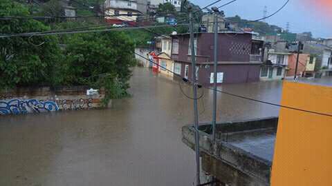 Dos inundaciones, provocó la lluvia de este lunes en Xalapa