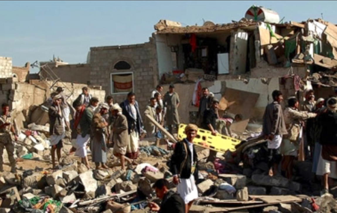 Deja 35 muertos bombardeo de coalición árabe sobre un hotel en Yemen