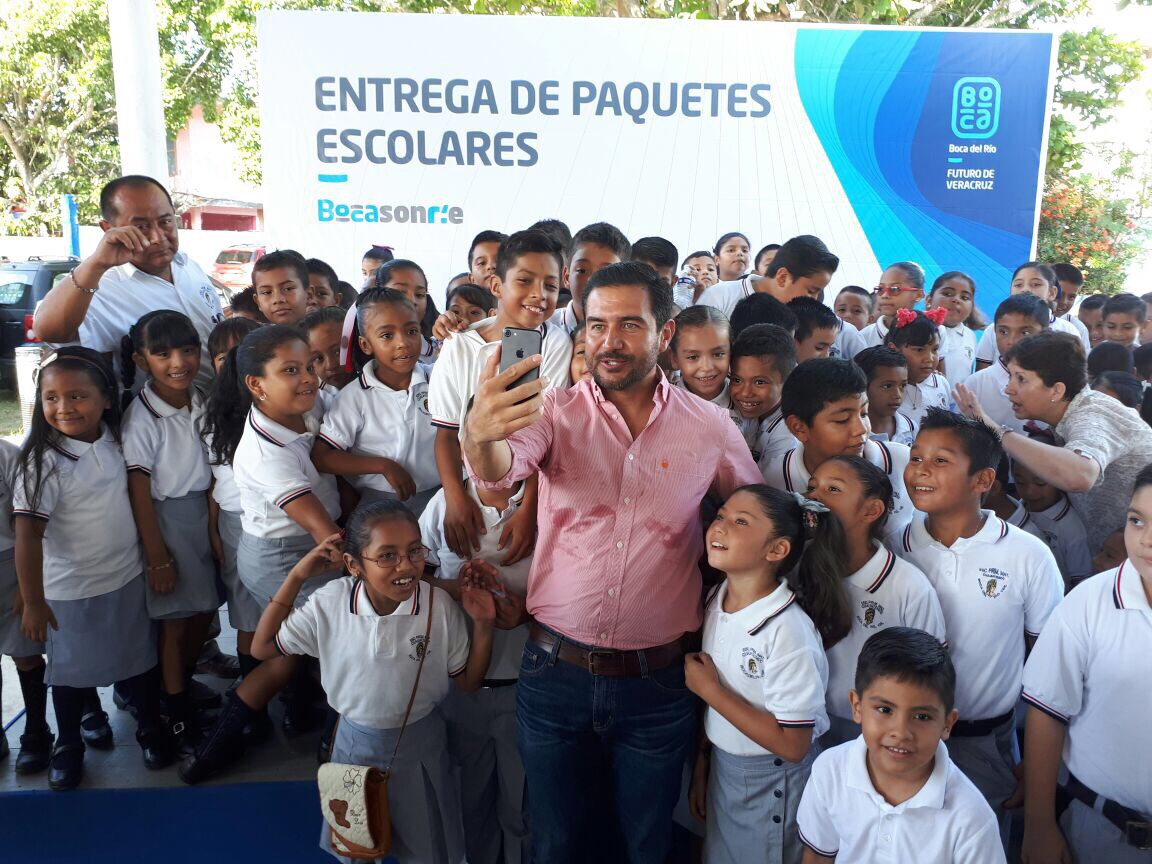 Entrega alcalde paquetes escolares para 12 mil estudiantes en Boca de Río