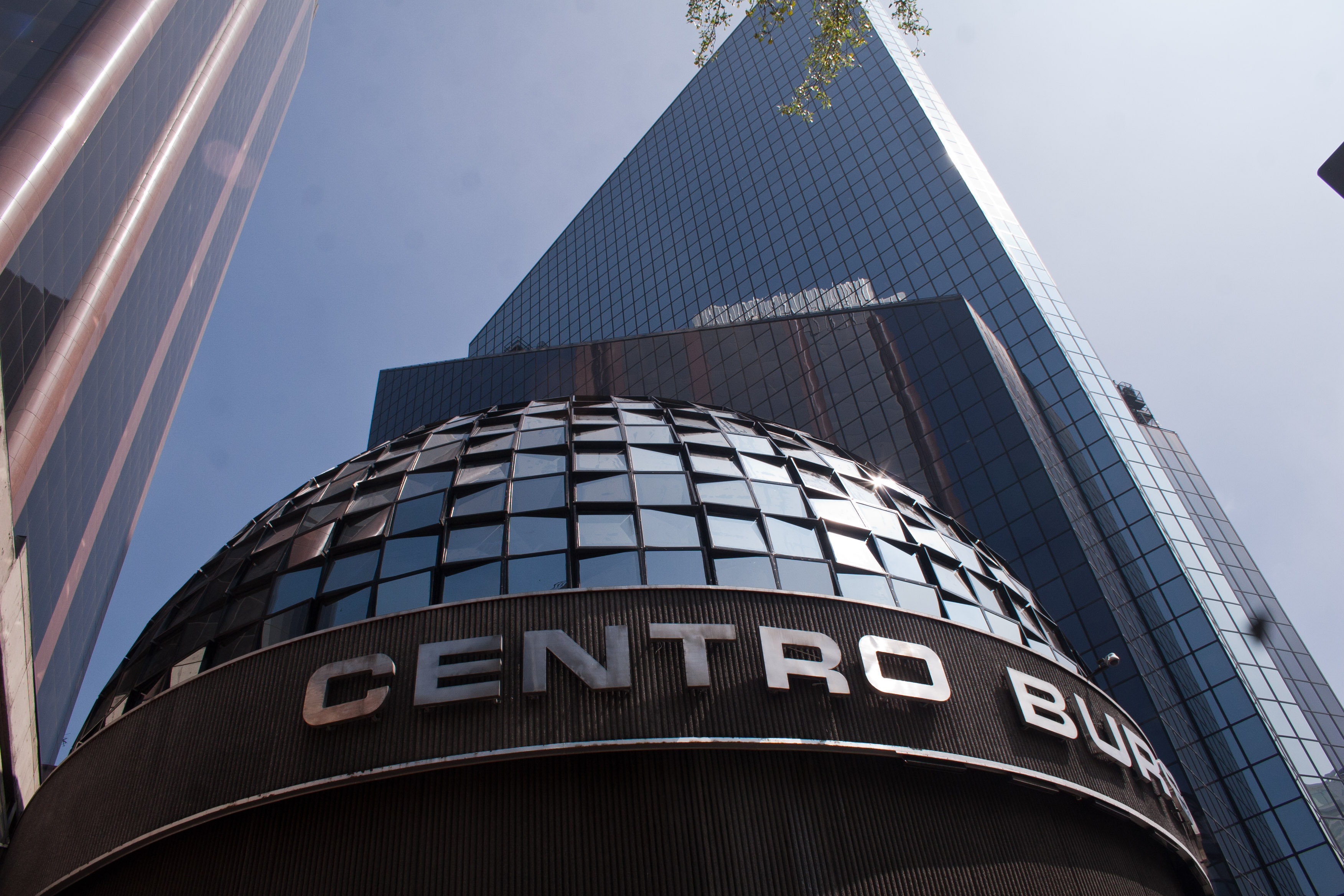 Bolsa Mexicana opera a la baja, atenta a conflictos geopolíticos y comerciales