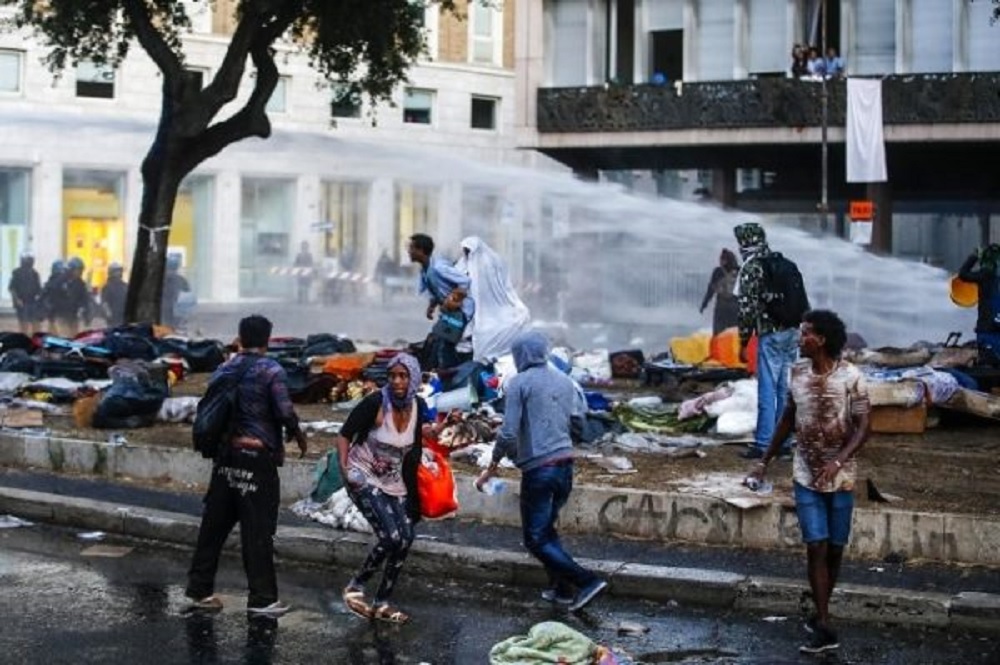 Varios heridos durante desalojo de refugiados en el centro de Roma