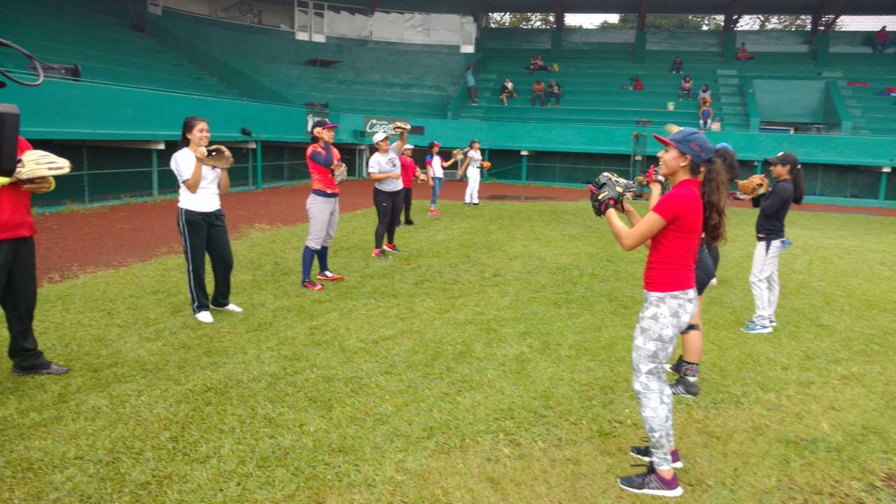 Arranca en septiembre liga regional de béisbol femenil