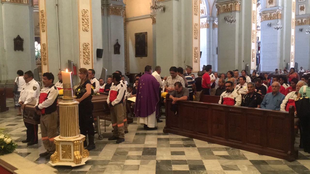 Bomberos de Córdoba dan último adiós a teniente Arturo Juárez Chimal