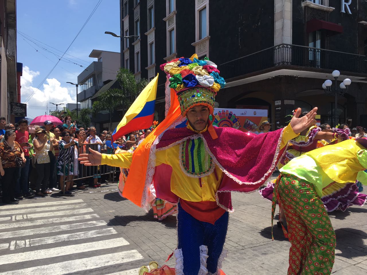 En Córdoba, ciudadanos disfrutan gran fiesta folclórica