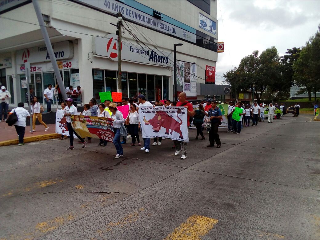 Galleros y promotores taurinos marchan en Xalapa; piden que se permitan los espectáculos con animales