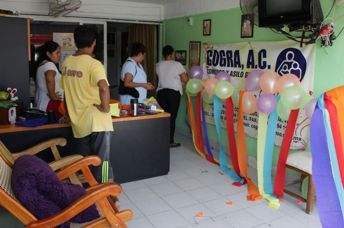 Sin la compañía de sus familiares 60 abuelitos de asilo Cogra celebraron su día