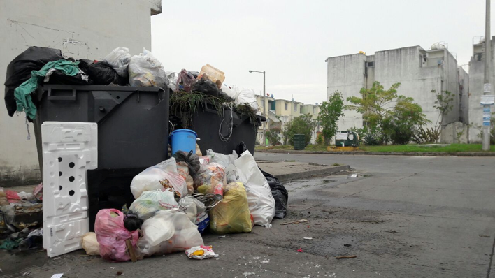 Vecinos de Puente Moreno sufren afectaciones por basura, en Medellín de Bravo