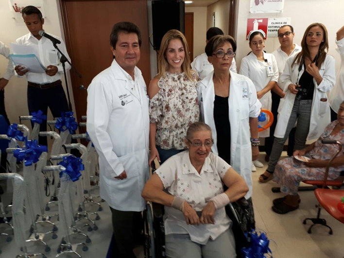 Entrega DIF de Boca del Río aparatos ortopédicos por el Día del Abuelo