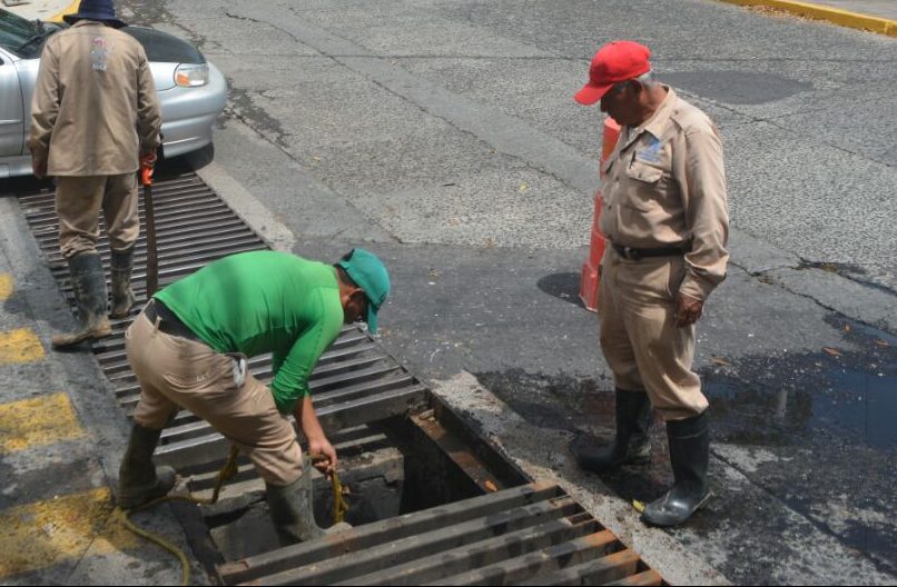 Llevan 50% de avance en limpieza de alcantarillas y colectores pluviales de Veracruz puerto