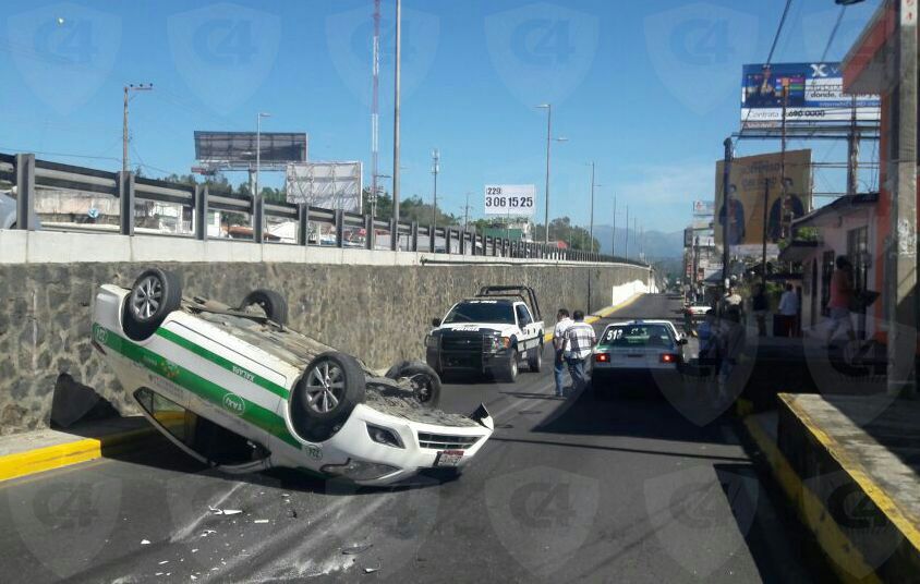 Taxi se vuelca en avenida Lázaro Cárdenas, en Xalapa