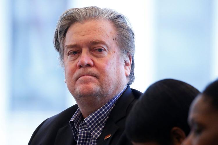 Choque frontal con Trump motiva salida de Steve Bannon del gabinete