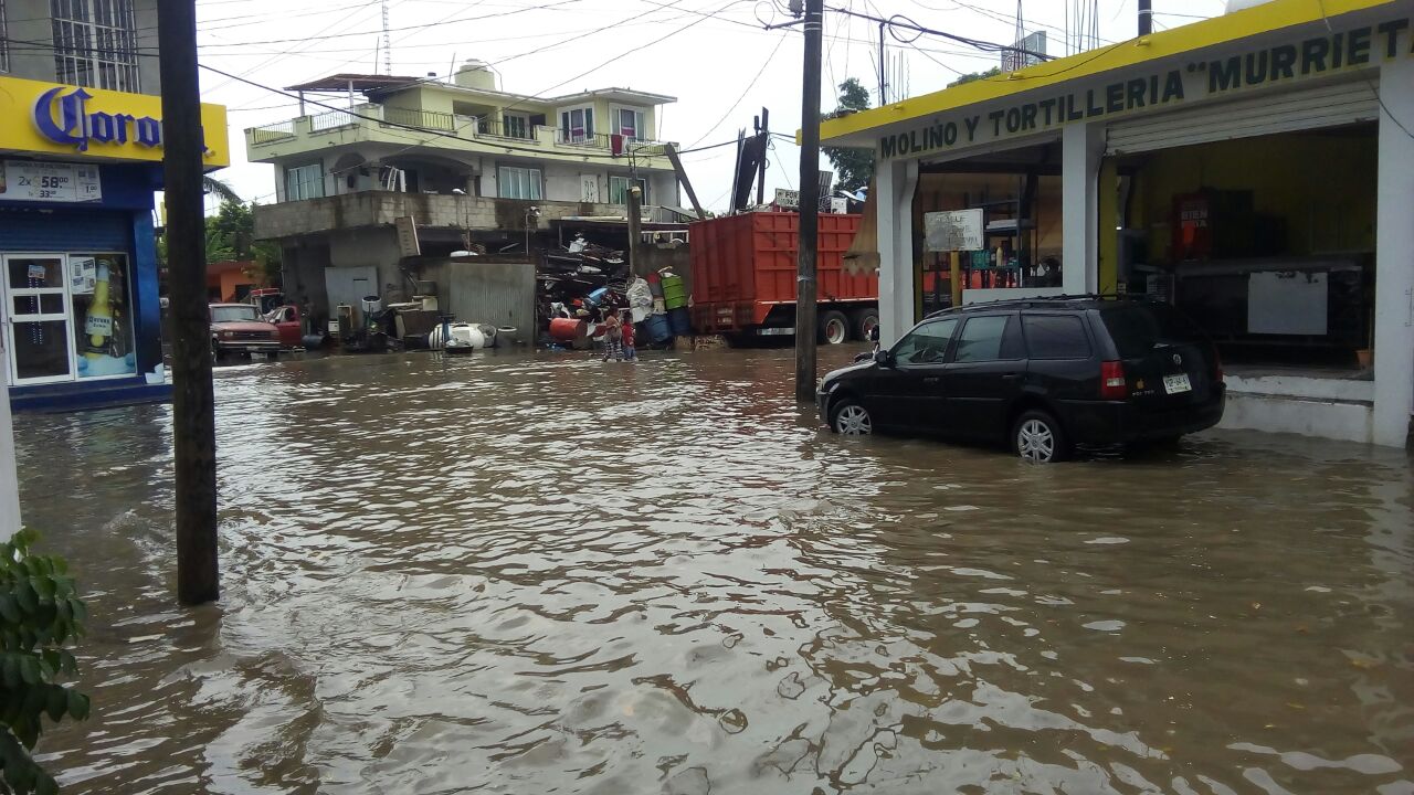 Calles inundadas afectan a habitantes de Álamo